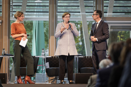BM'in Klara Geywitz (BMWSB) und BM Cem Özdemir (BMEL) mit der Moderatorin Tanja Samrotzki (links) ziehen das Schlussfazit. Quelle: BMEL/FNR/photothek.