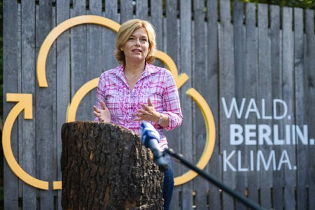Bundesministerin Julia Klöckner hält eine Rede bei der Auftaktveranstaltung der Deutschen Waldtage 2020 im Grunewald. Quelle: BMEL/Xander Heinl/phtothek.net