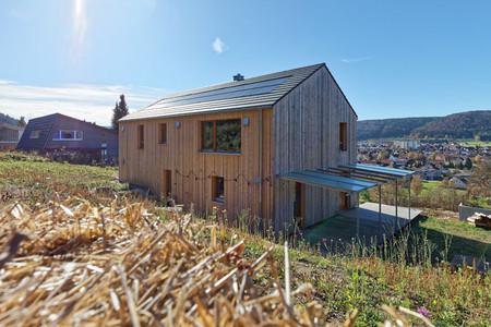 Holzhaus mit Strohdämmung in Wurmlingen, Gewinner beim HolzbauPlus-Bundeswettbewerb 2018 in der Kategorie „Wohnungsbau Neubau – Einfamilienhaus“ (Foto: Arno Witt).