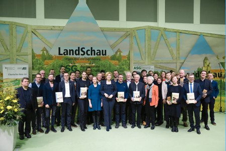 Bundesministerin Julia Klöckner mit den Gewinnern des Wettbewerbs, Quelle: BMEL