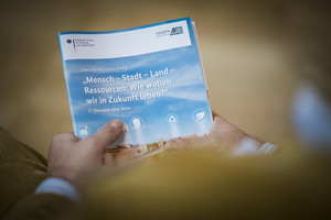Tagungsbroschüre "Mensch - Stadt - Land - Ressourcen: Wie wollen wir in Zukunft leben?", Quelle: BMEL/photothek.net