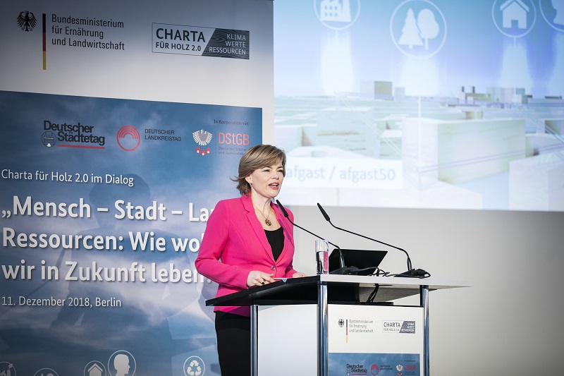 Bundesministerin Julia Klöckner eröffnet die Veranstaltung, Quelle: FNR/BMEL/photothek