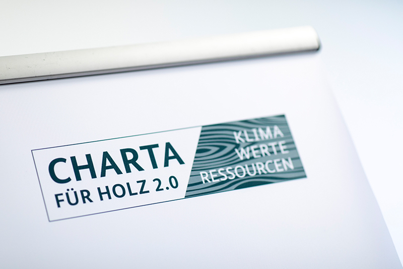 Logo Charta für Holz 2.0: Klima schützen. Werte schaffen. Ressourcen effizient nutzen. Quelle: BMEL/FNR/photothek