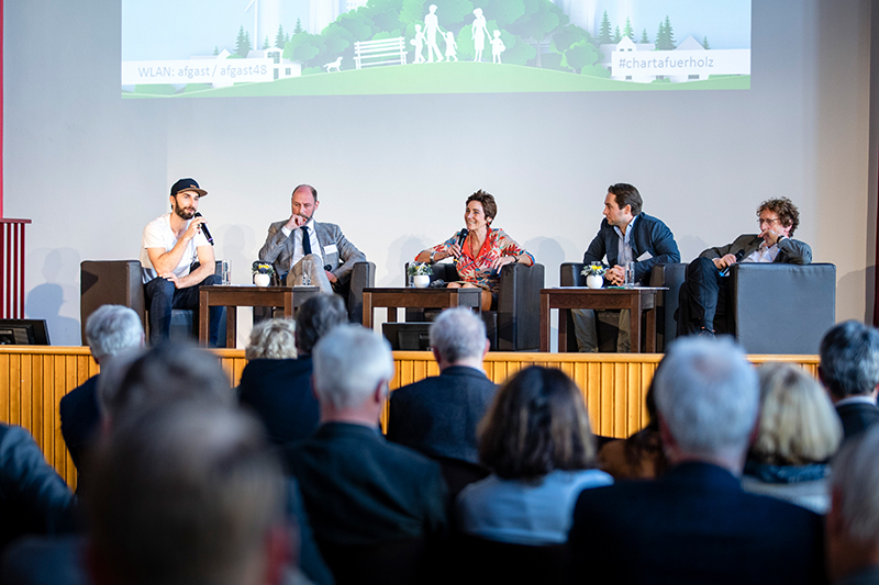 Panel 1: Diskussion zum Thema „Nachhaltiges Produktdesign – nahe Realität oder ferne Zukunftsvision?“ Quelle: BMEL/FNR/photothek