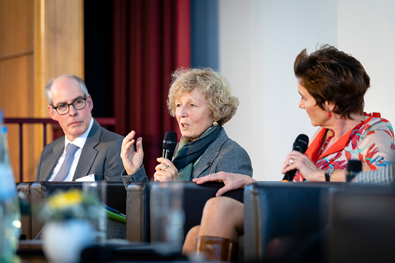 Podiumsdiskussion mit Dr. Eva Ursula Müller, Abteilungsleiterin Wald, Nachhaltigkeit, Nachwachsende Rohstoffe im BMEL. Quelle: BMEL/FNR/photothek