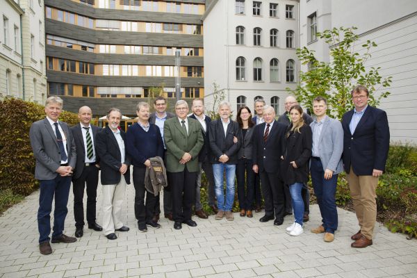 Vertreter der Landesbeiräte Holz und Cluster-Initiativen aus acht Bundesländern beim ersten gemeinsamen Cluster-Workshop im BMEL in Berlin, Quelle: BMEL/photothek