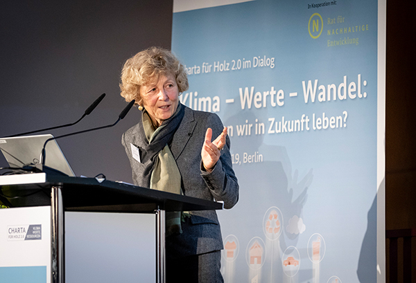 Dr. Eva-Ursula Müller, Abteilungsleiterin Wald, Nachhaltigkeit und Nachwachsende Rohstoffe im BMEL, sieht die Reihe Charta für Holz im Dialog als wichtigen Baustein für Austausch und Vernetzung zwischen Wirtschaft, Politik und Verbraucherseite. Foto-Quelle: BMEL/FNR/photothek 